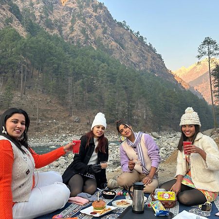 The Royal Orchard Kasol Hotel Buitenkant foto