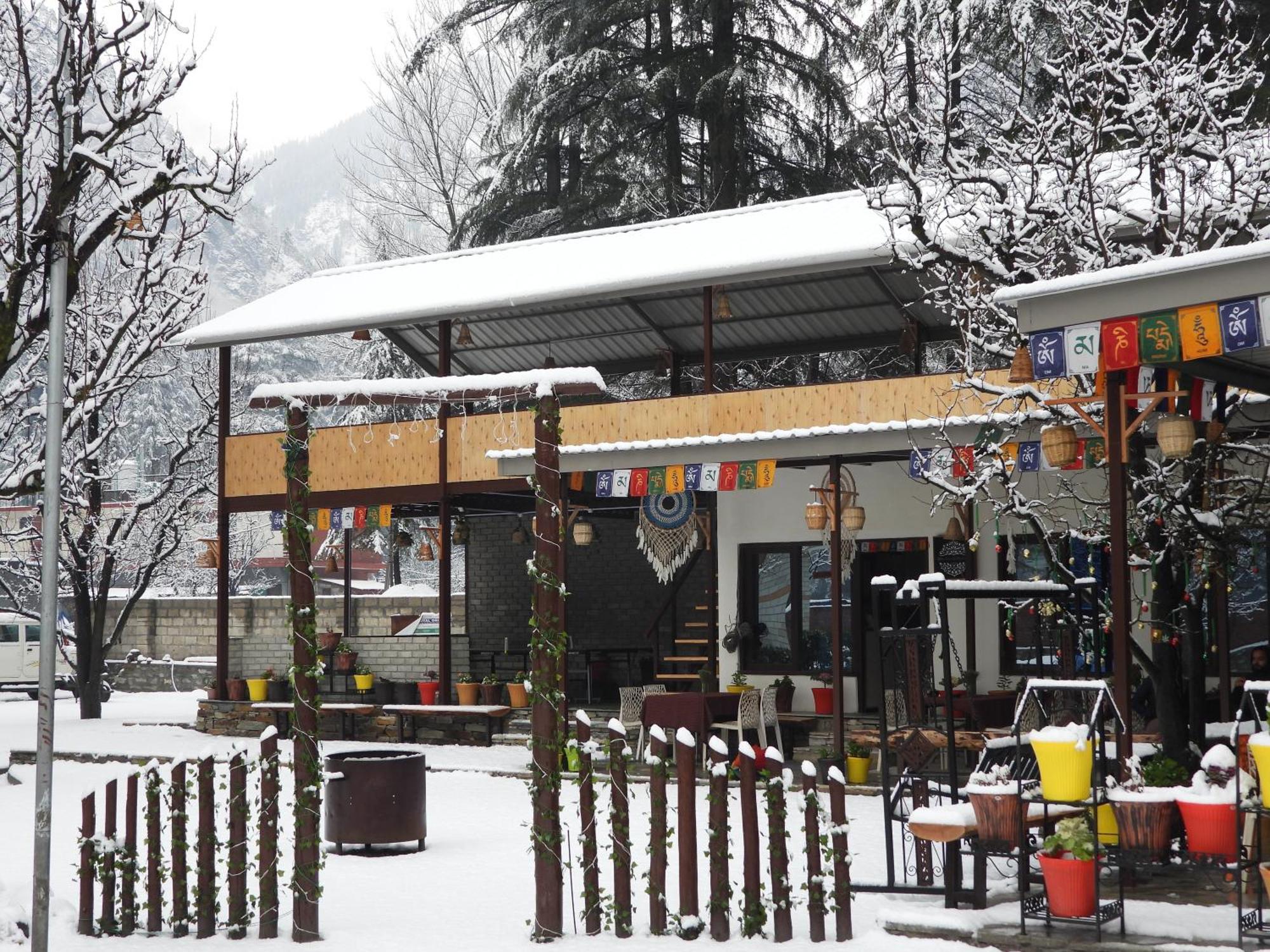 The Royal Orchard Kasol Hotel Buitenkant foto