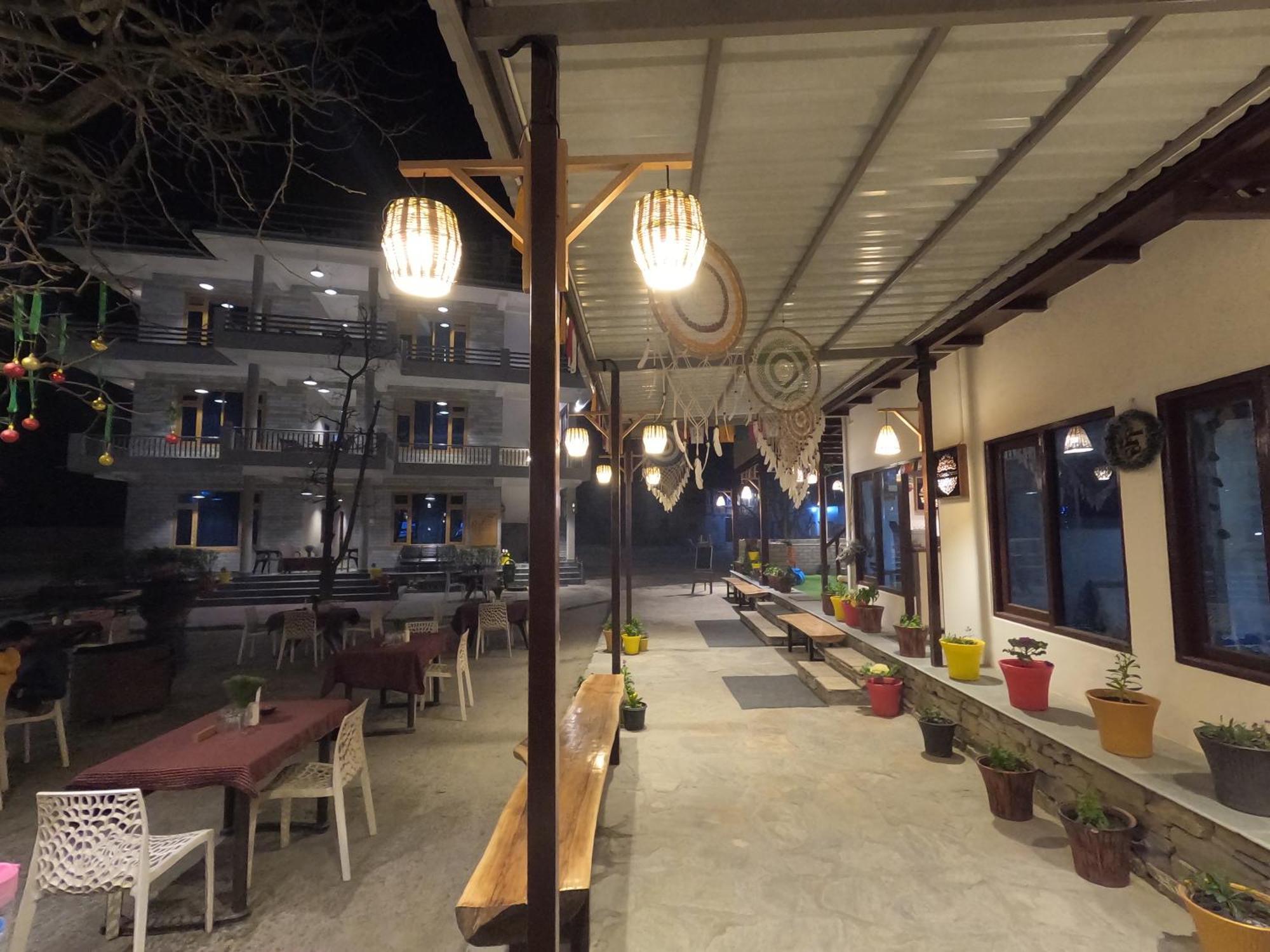 The Royal Orchard Kasol Hotel Buitenkant foto