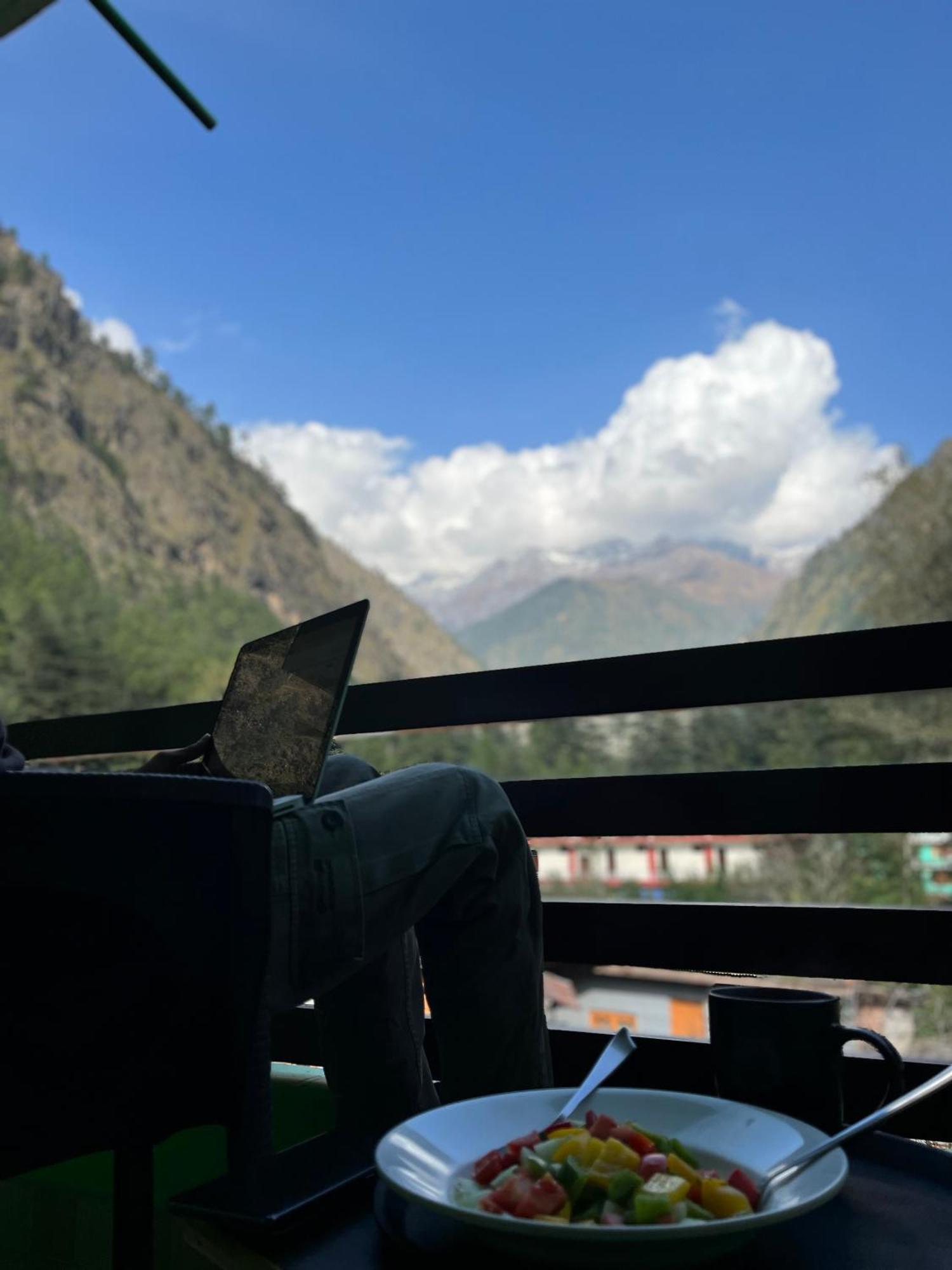 The Royal Orchard Kasol Hotel Buitenkant foto