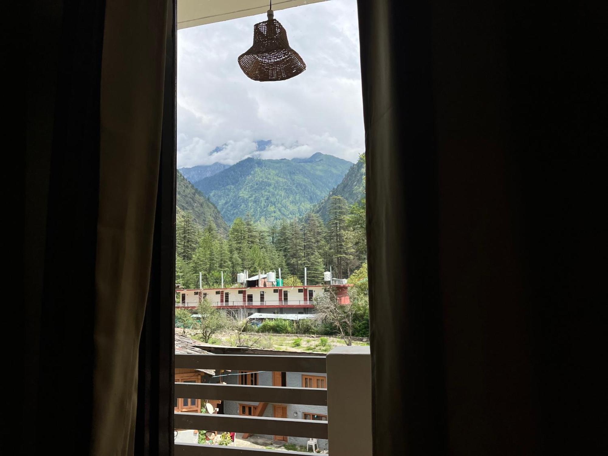 The Royal Orchard Kasol Hotel Buitenkant foto