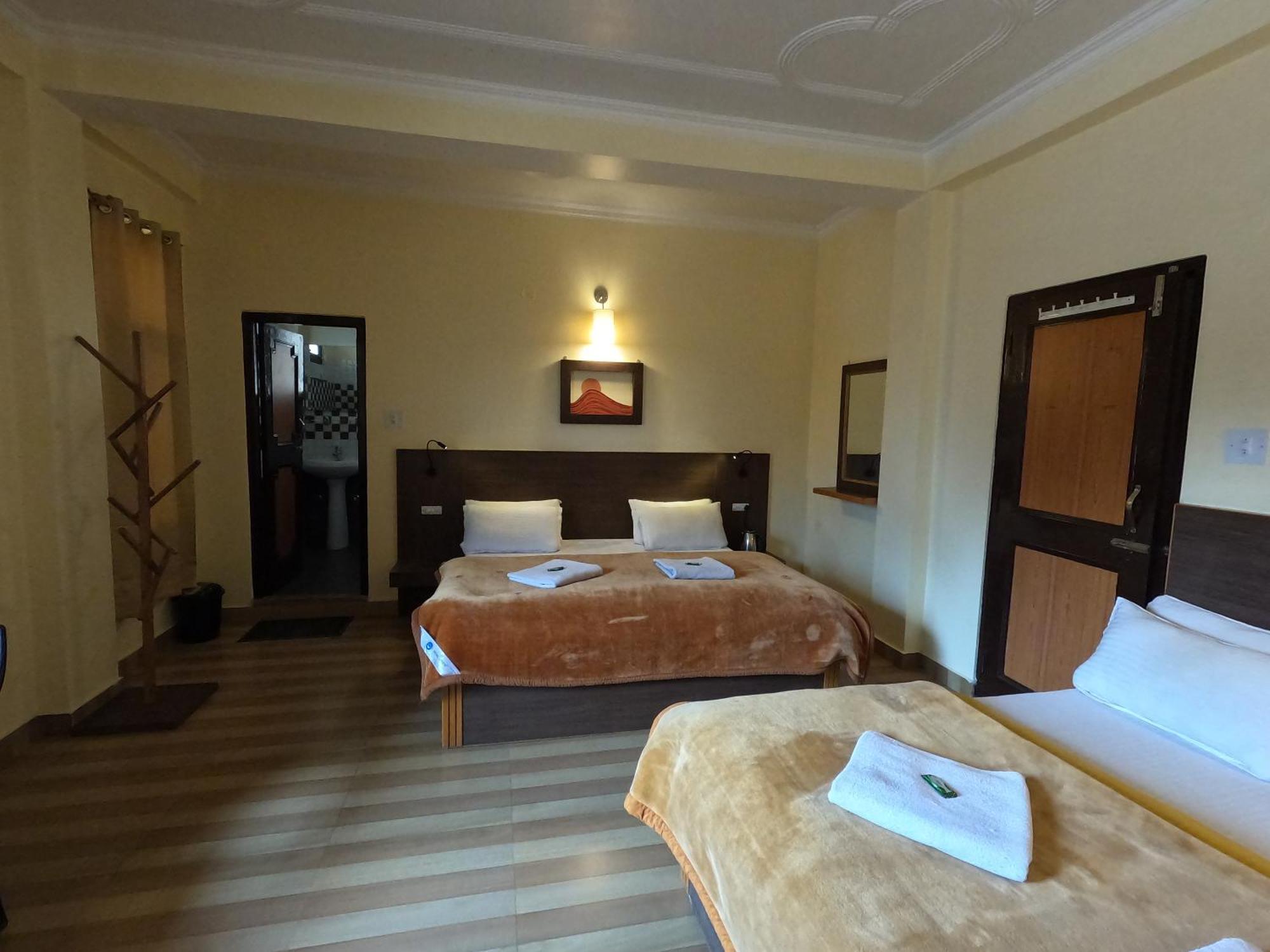 The Royal Orchard Kasol Hotel Buitenkant foto