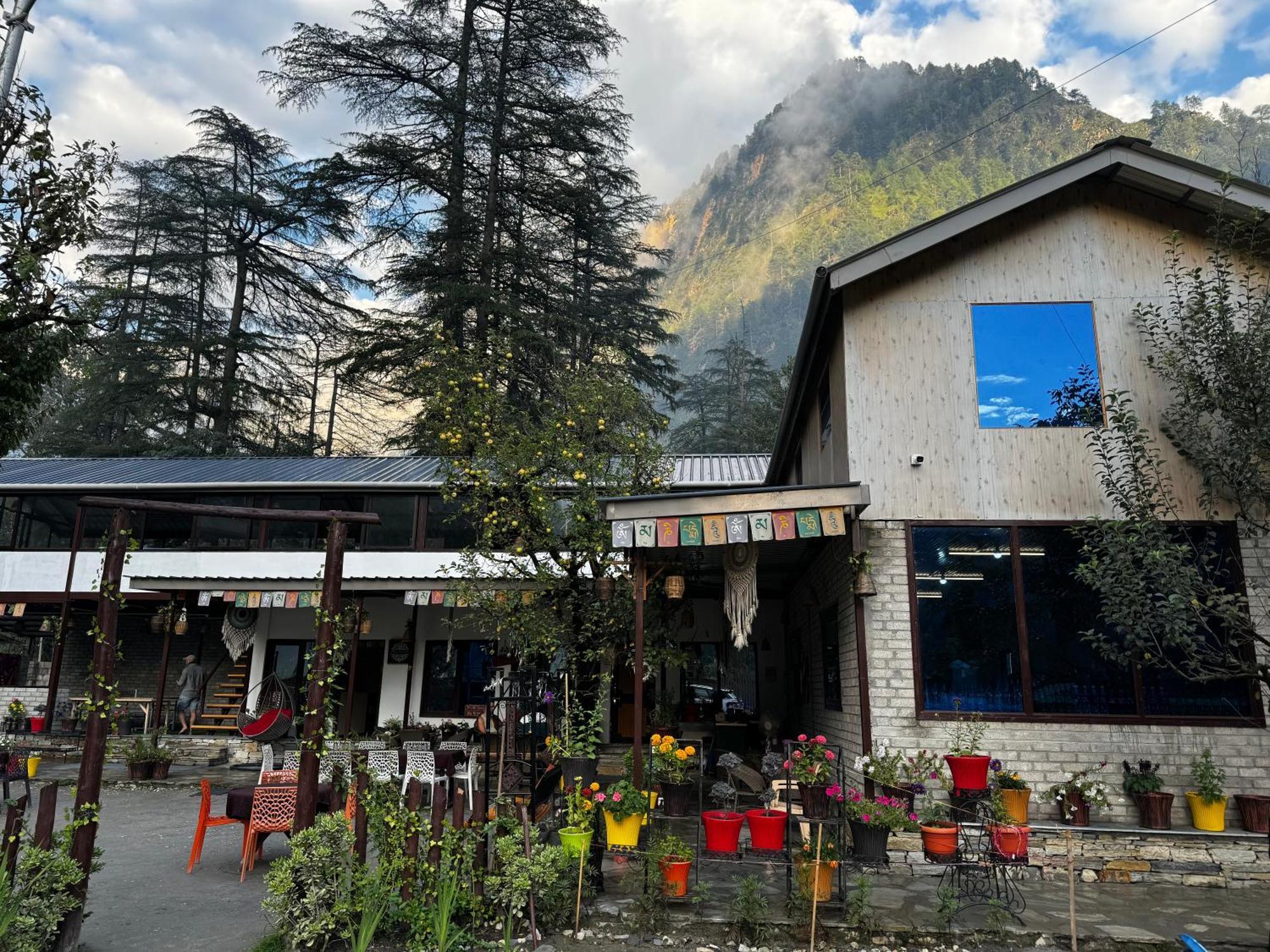 The Royal Orchard Kasol Hotel Buitenkant foto