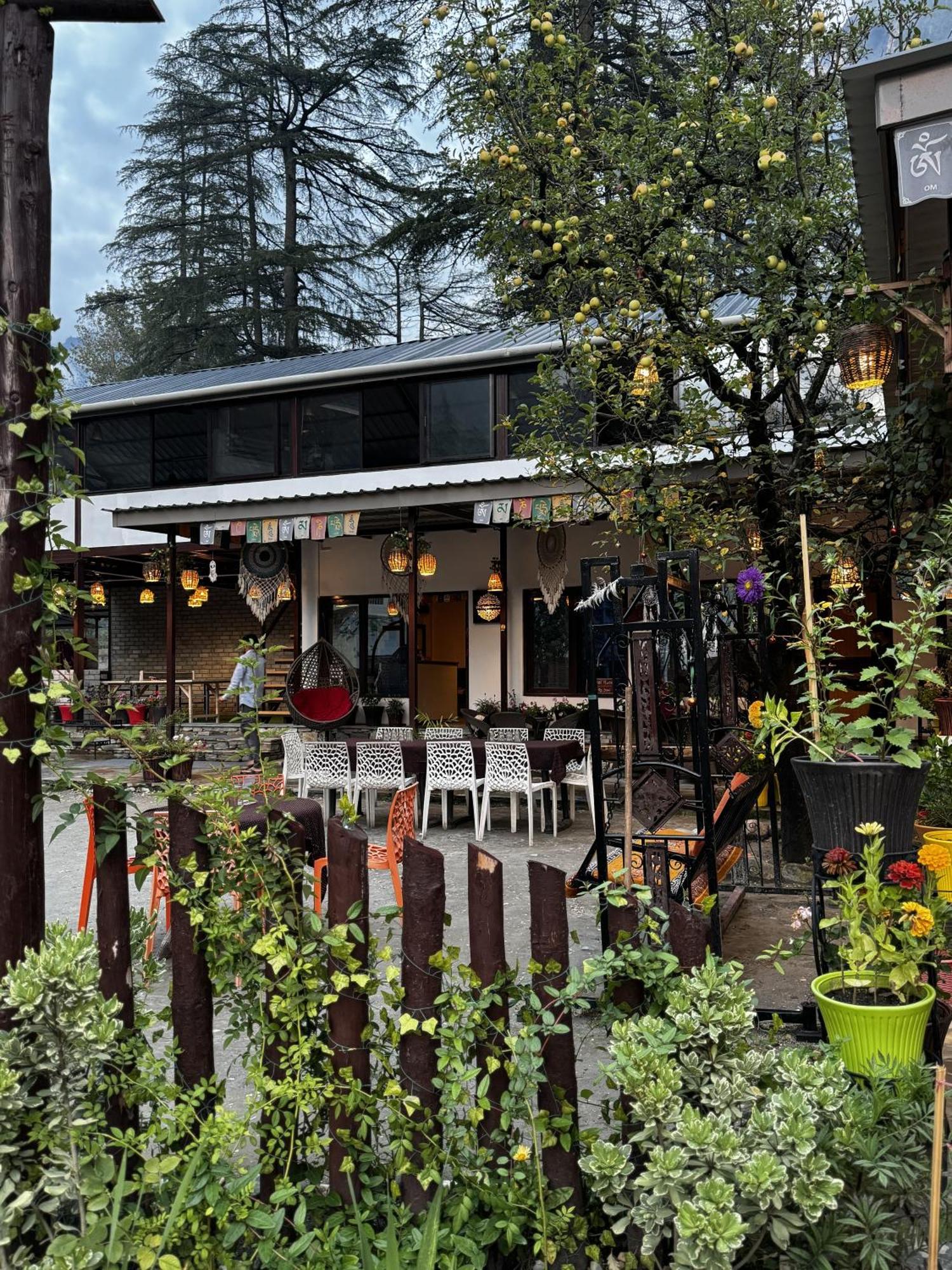 The Royal Orchard Kasol Hotel Buitenkant foto