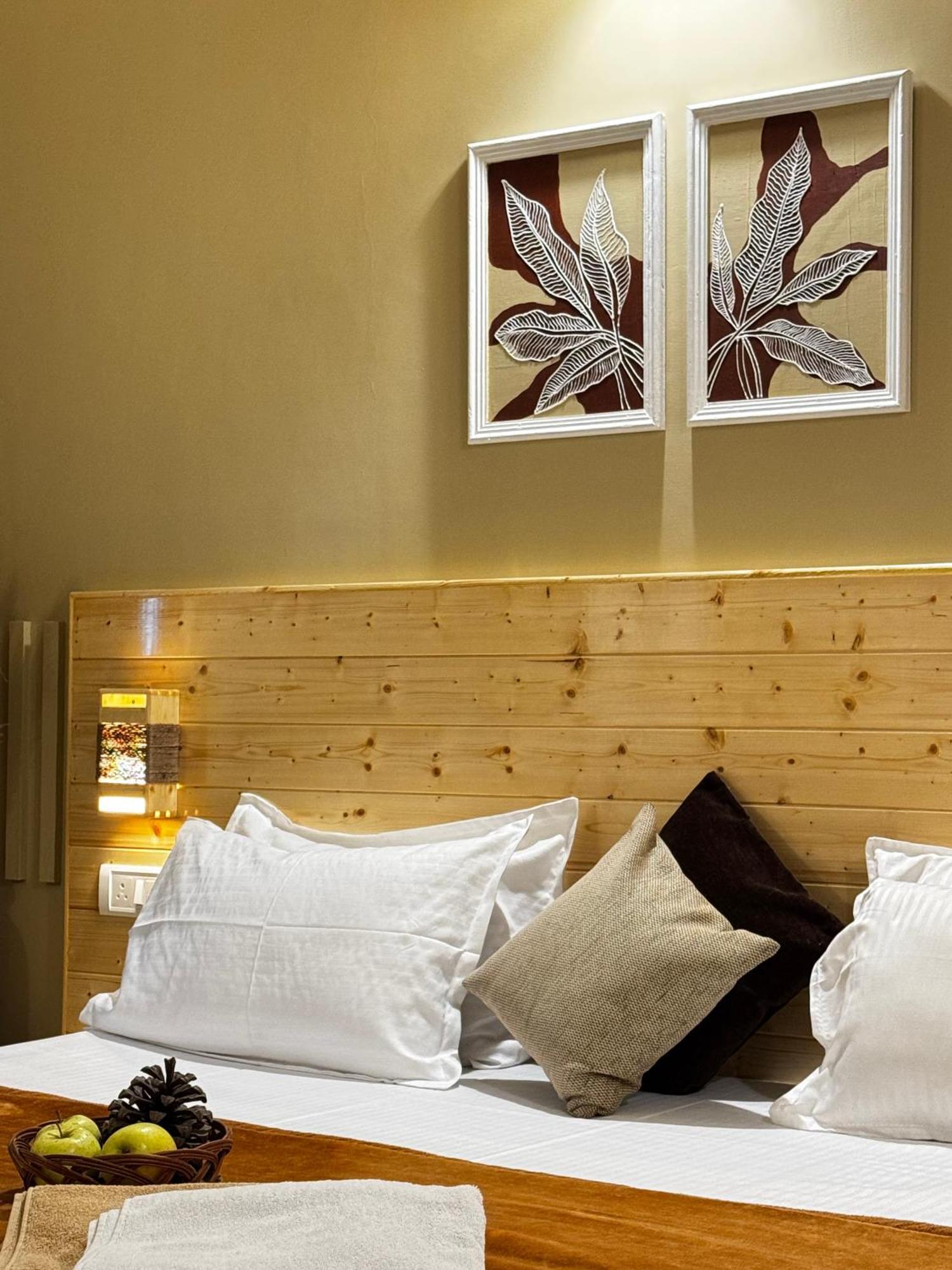 The Royal Orchard Kasol Hotel Buitenkant foto