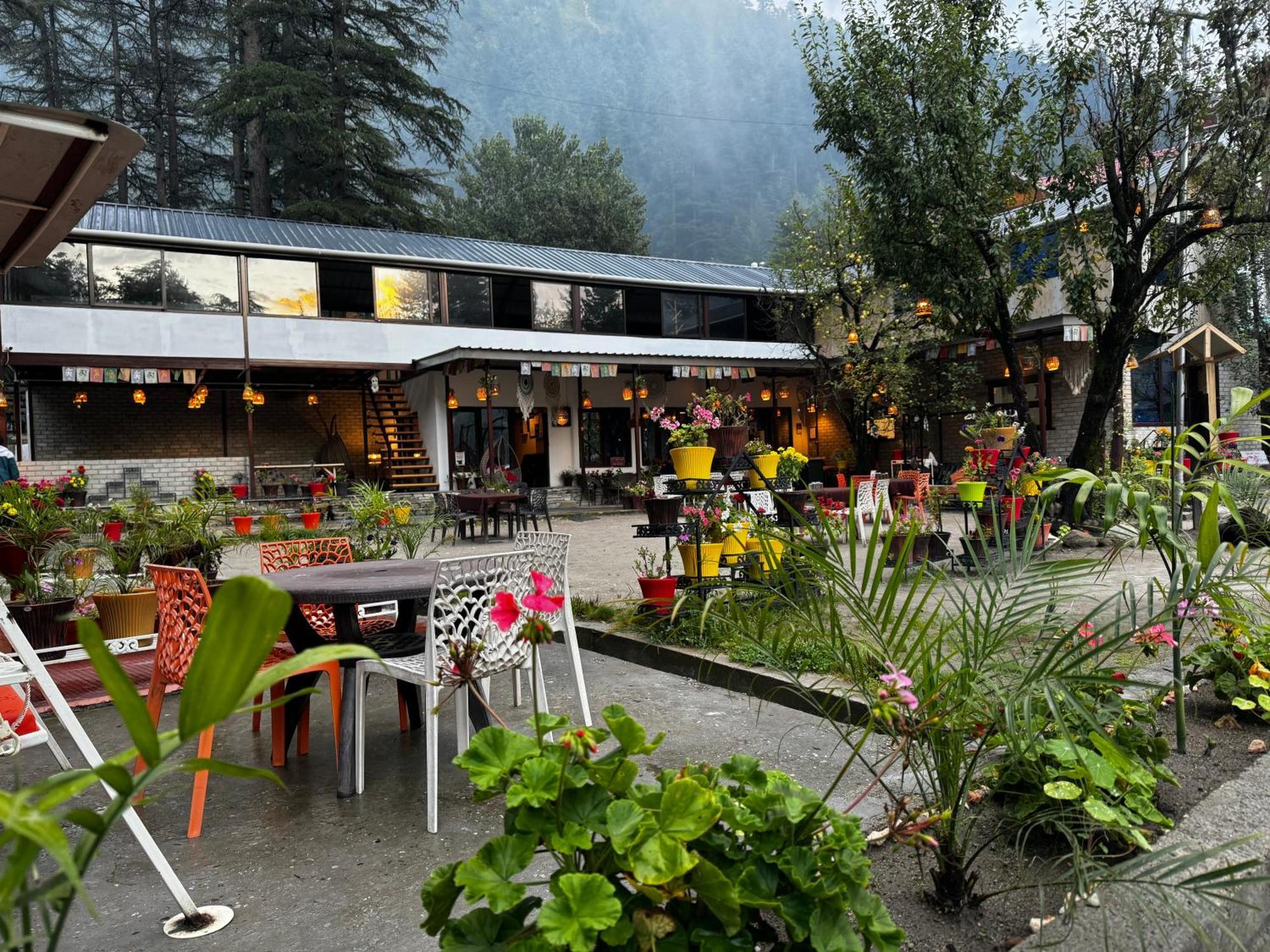 The Royal Orchard Kasol Hotel Buitenkant foto