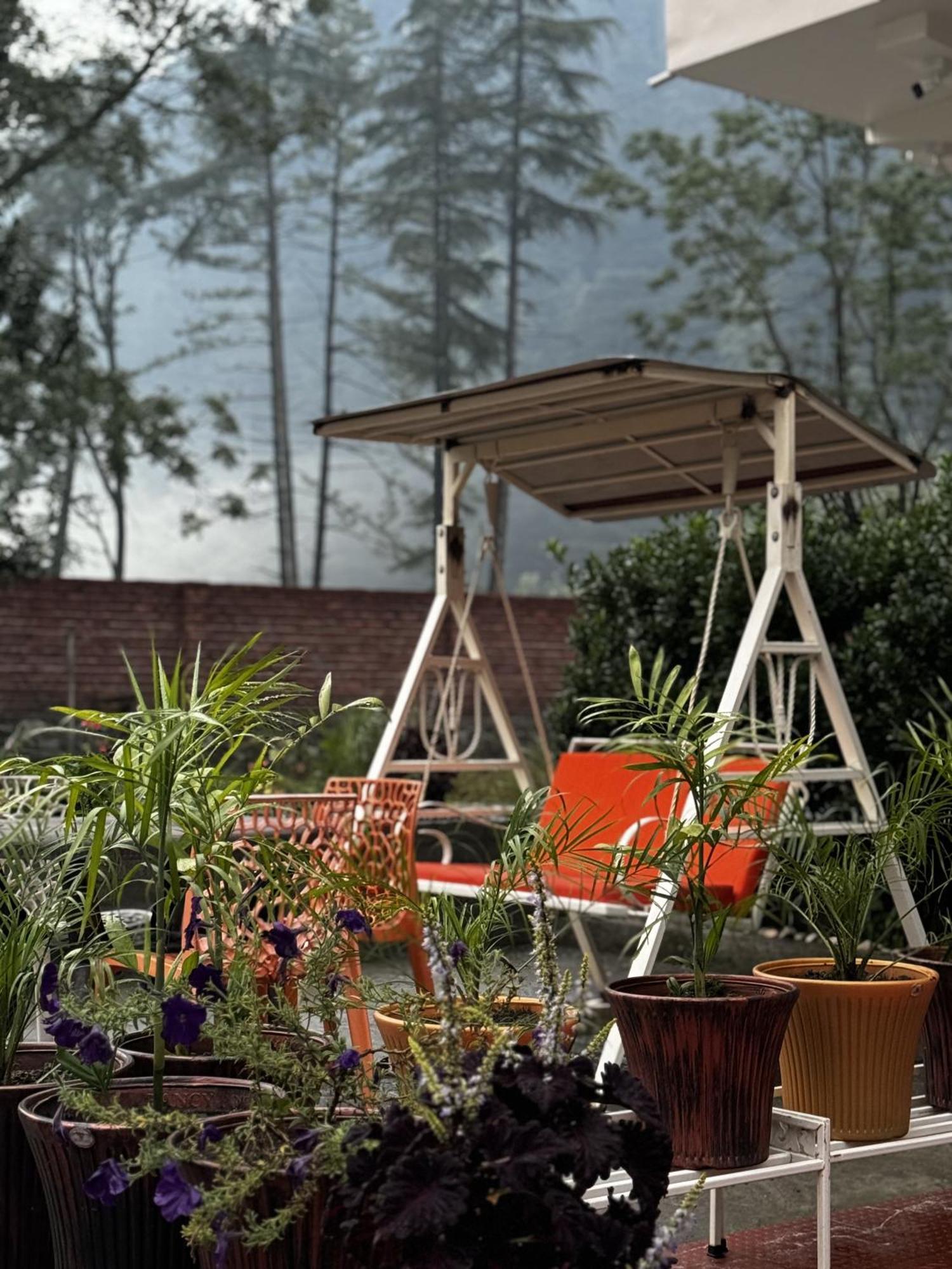 The Royal Orchard Kasol Hotel Buitenkant foto