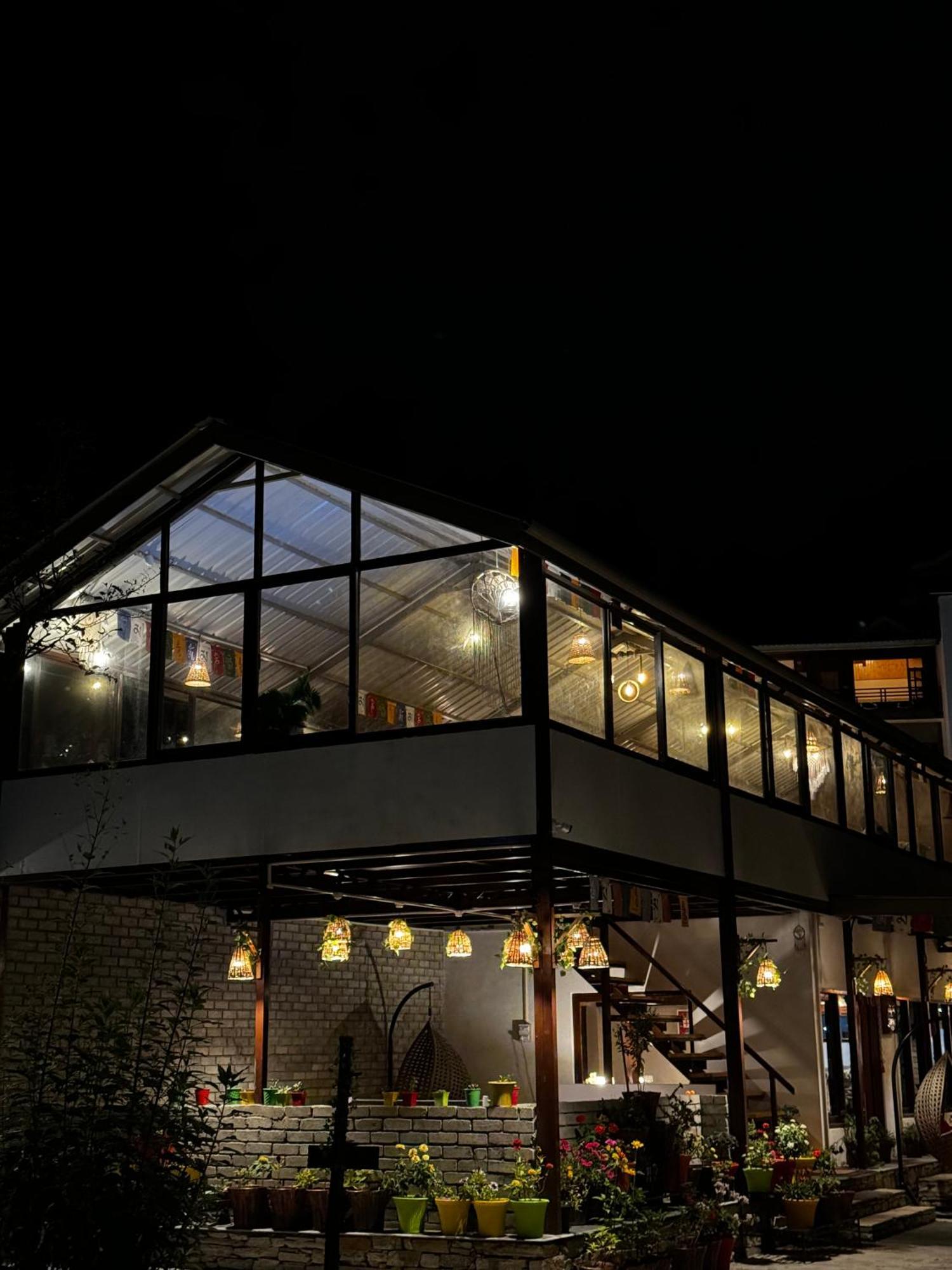 The Royal Orchard Kasol Hotel Buitenkant foto