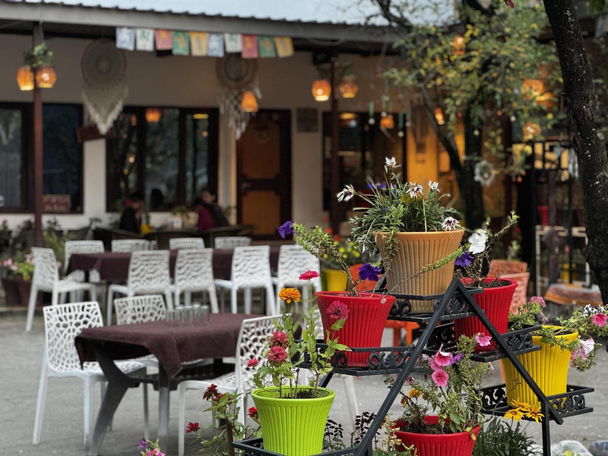 The Royal Orchard Kasol Hotel Buitenkant foto