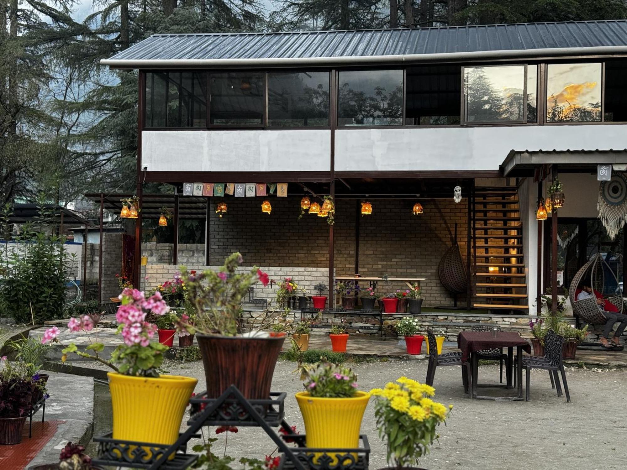 The Royal Orchard Kasol Hotel Buitenkant foto