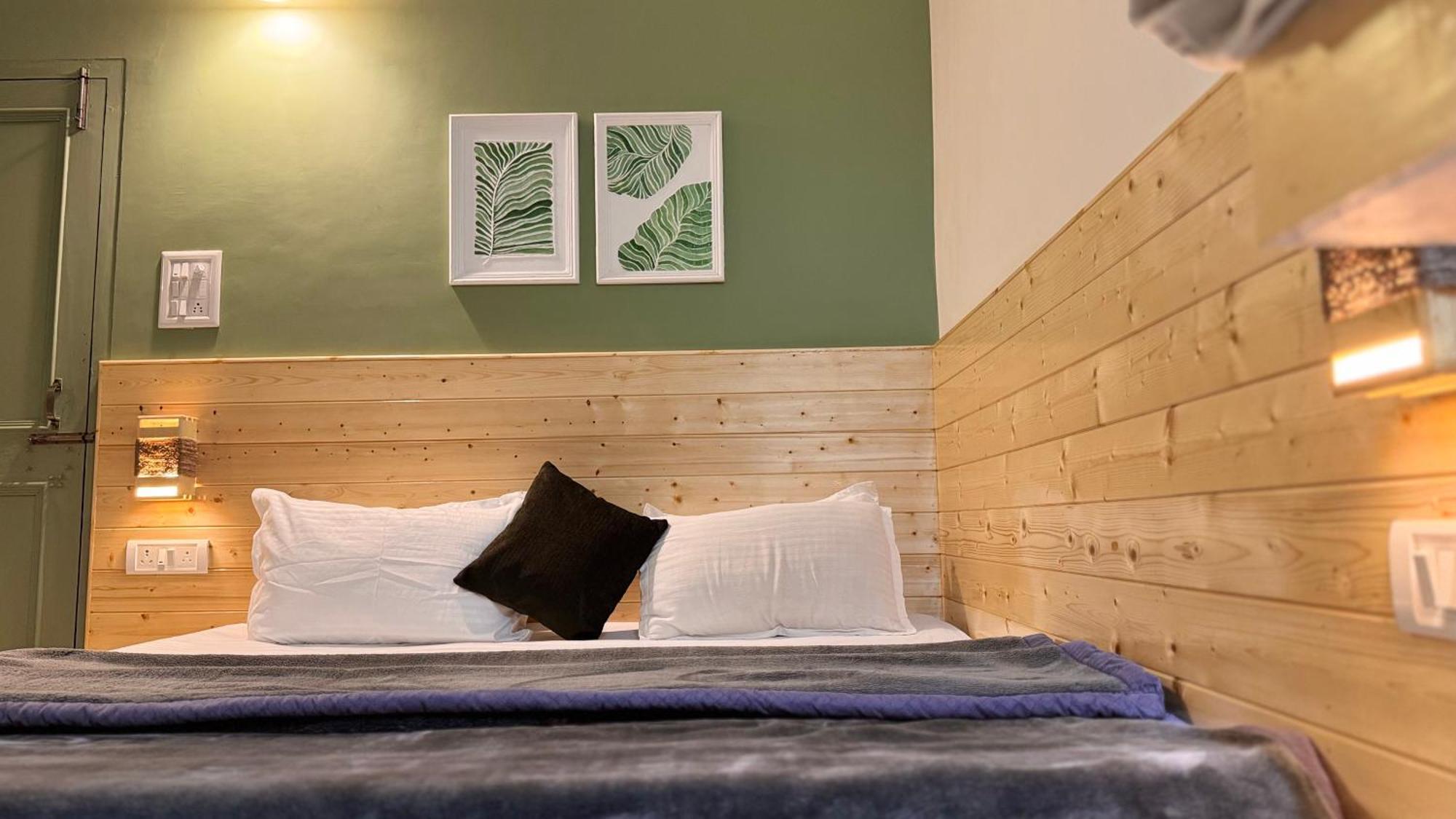 The Royal Orchard Kasol Hotel Buitenkant foto