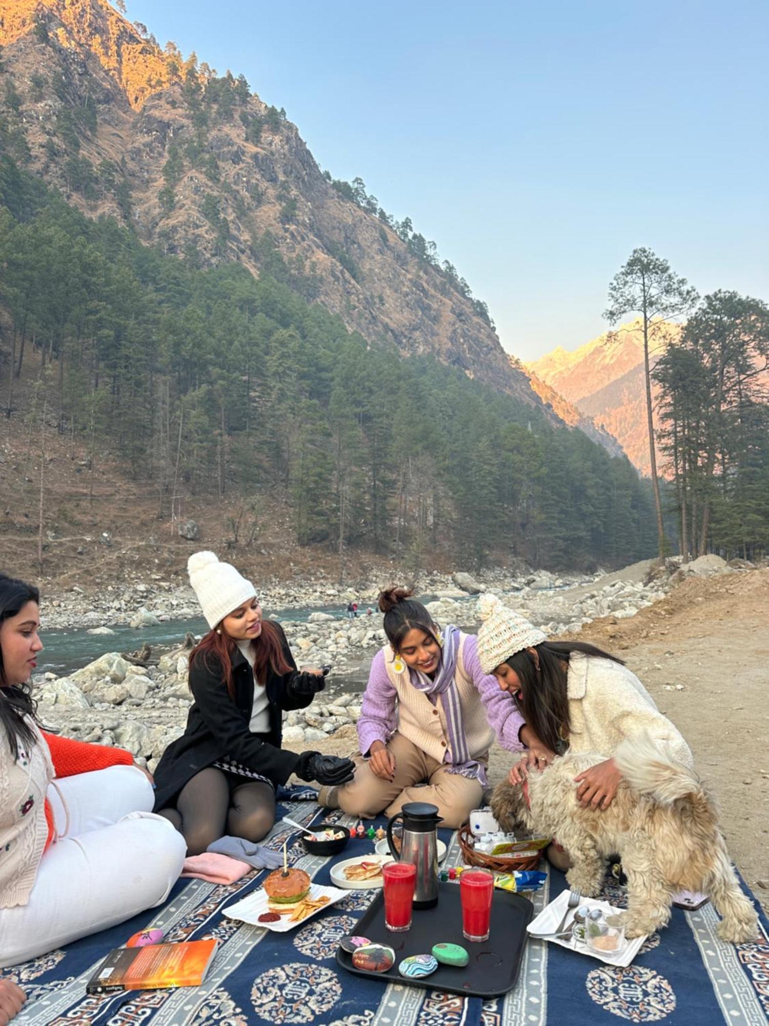 The Royal Orchard Kasol Hotel Buitenkant foto